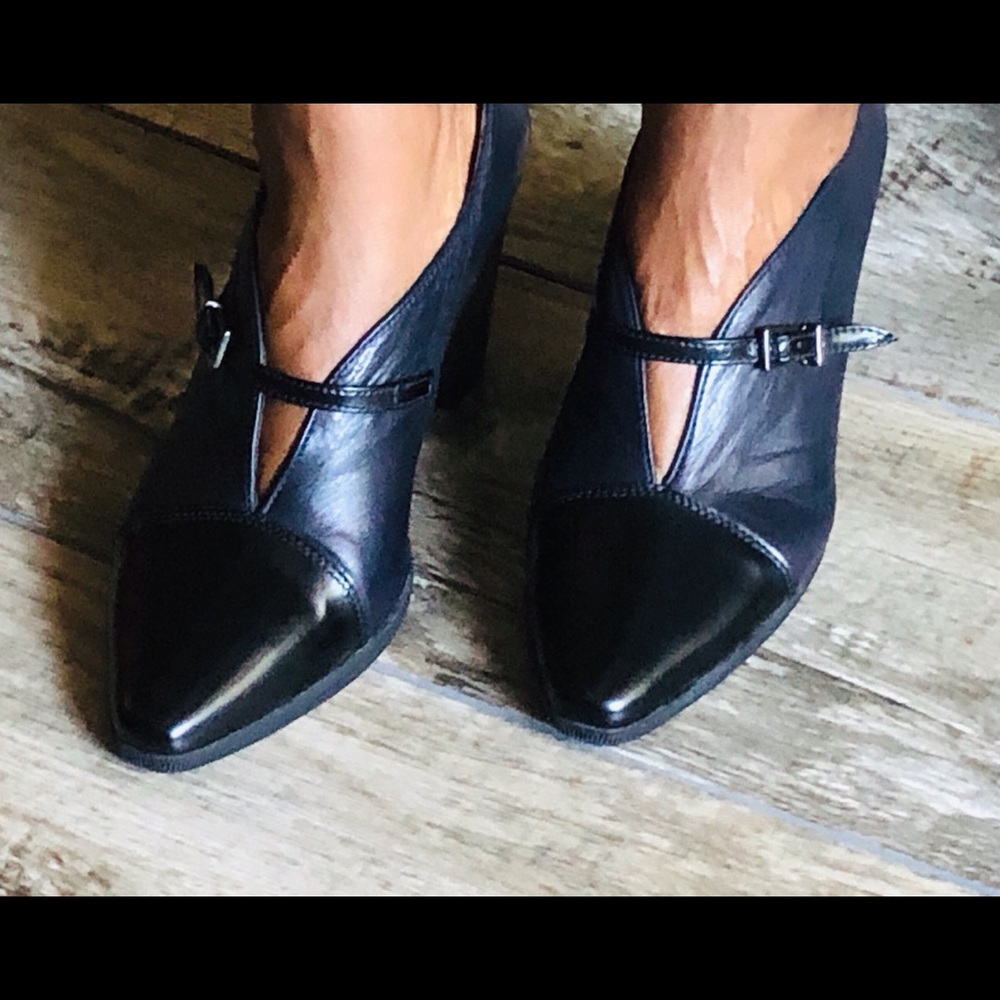 Hispanitas Leather Cap-toed Pumps in Navy & Black